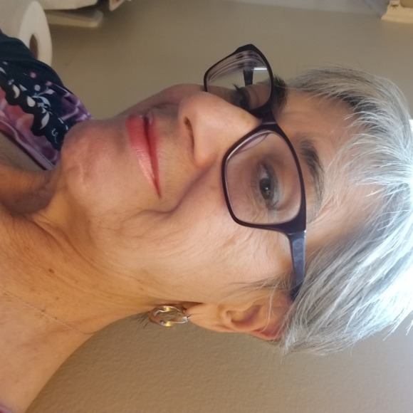 Meet your Posher, Lora - Picture 1 of 1